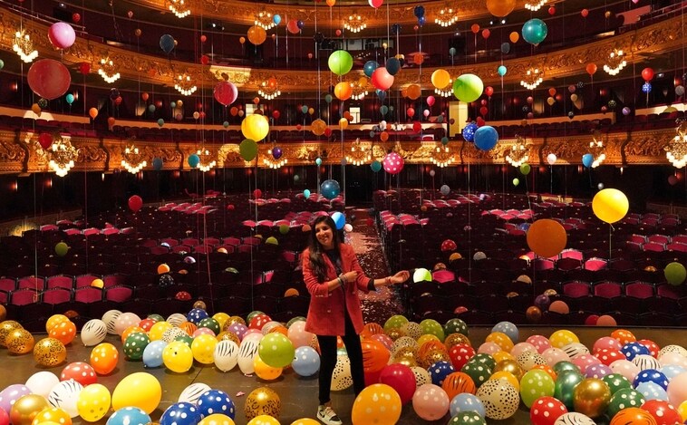 La artista brasileña Flávia Junqueira llena el Liceo de Barcelona con 1.500 globos de colores