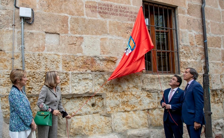 Salamanca inscribe para siempre el nombre del abogado Fernando García-Delgado en piedra de Villamayor