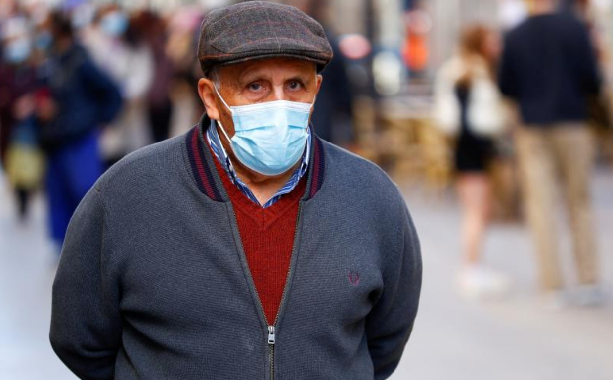 Un hombre pase por Madrid con mascarilla