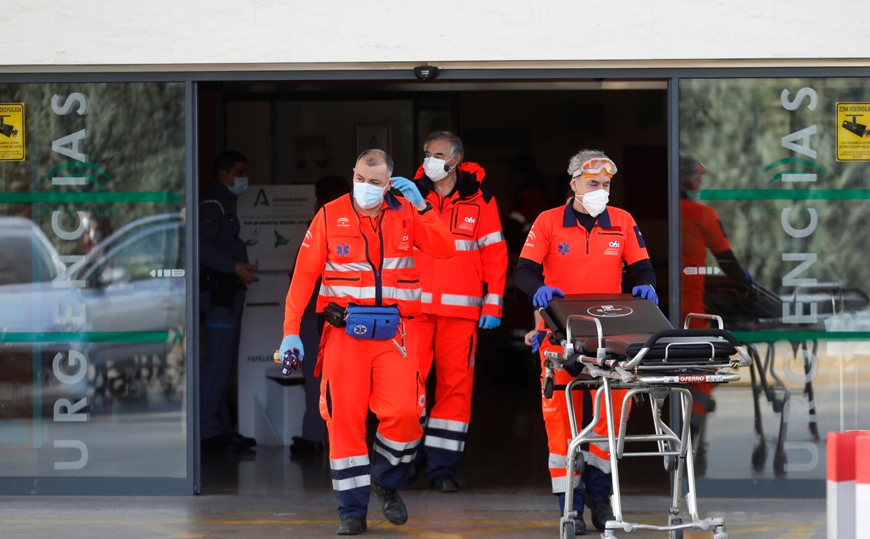 Varios profesionales sanitarios tras realizar un ingreso en el hospital Reina Sofía