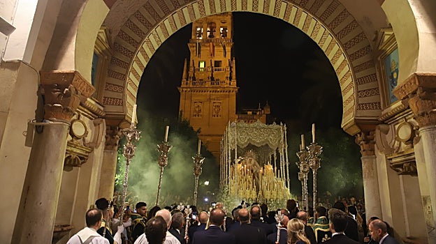 Palio de la Virgen de la Paz. a su llegada a la Catedral el sábado 8 de octubre