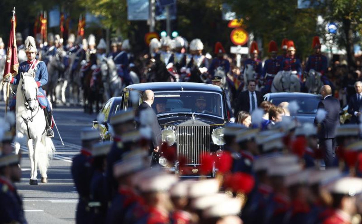 Imagen de la llegada de los Reyes al desfile por el 12-O