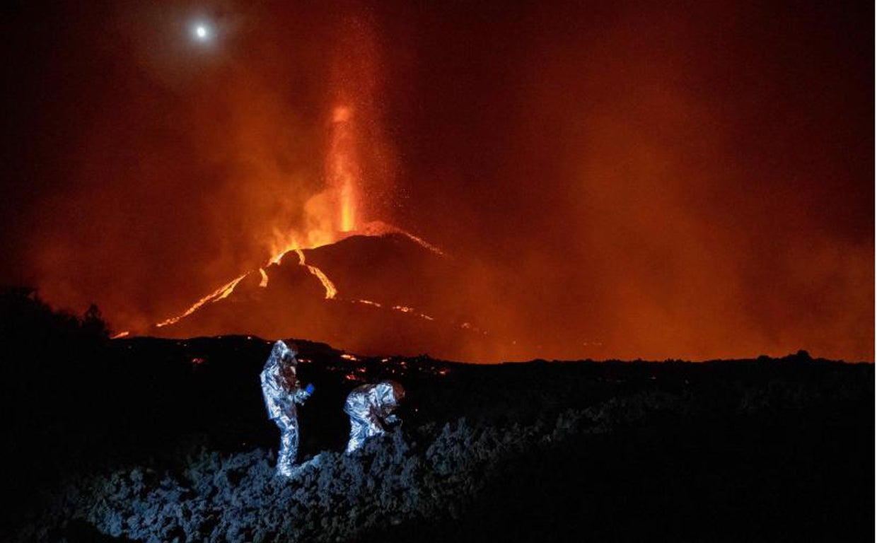 La UME recoge muestras en suelo basáltico durante el volcán de La Palma
