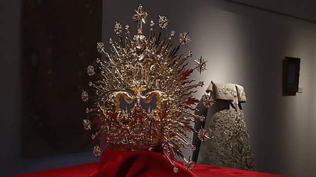 La corona realizada por Manuel Valera, durante la exposición en la Merced