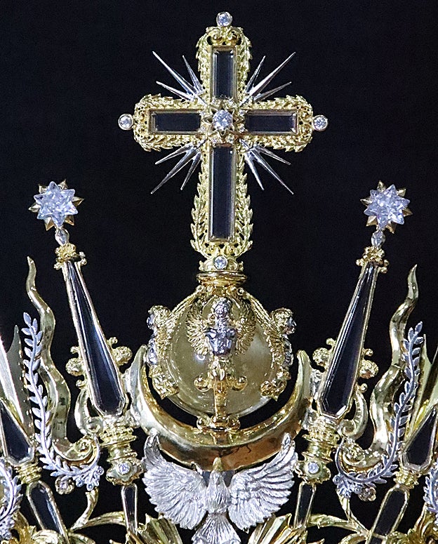 La cruz de la corona, sobre la bola del mundo
