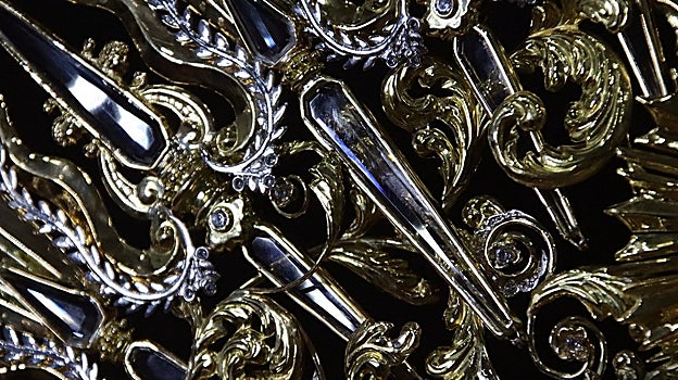 Rayos de cristal de roca con ramas de olivo de oro blanco