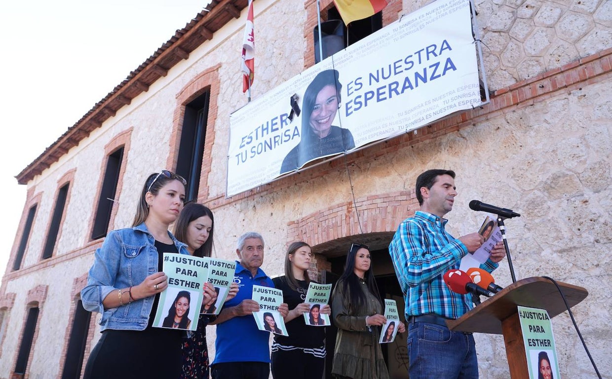 Intervención de Inés, hermana de la fallecida, en la concentración ''Esther, Traspinedo no te olvida'' de apoyo a la familia de la joven, en la plaza Mayor de la localidad