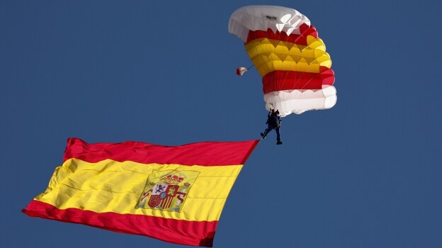 El salto paracaidista con la bandera por parte de la Patrulla Acrobática