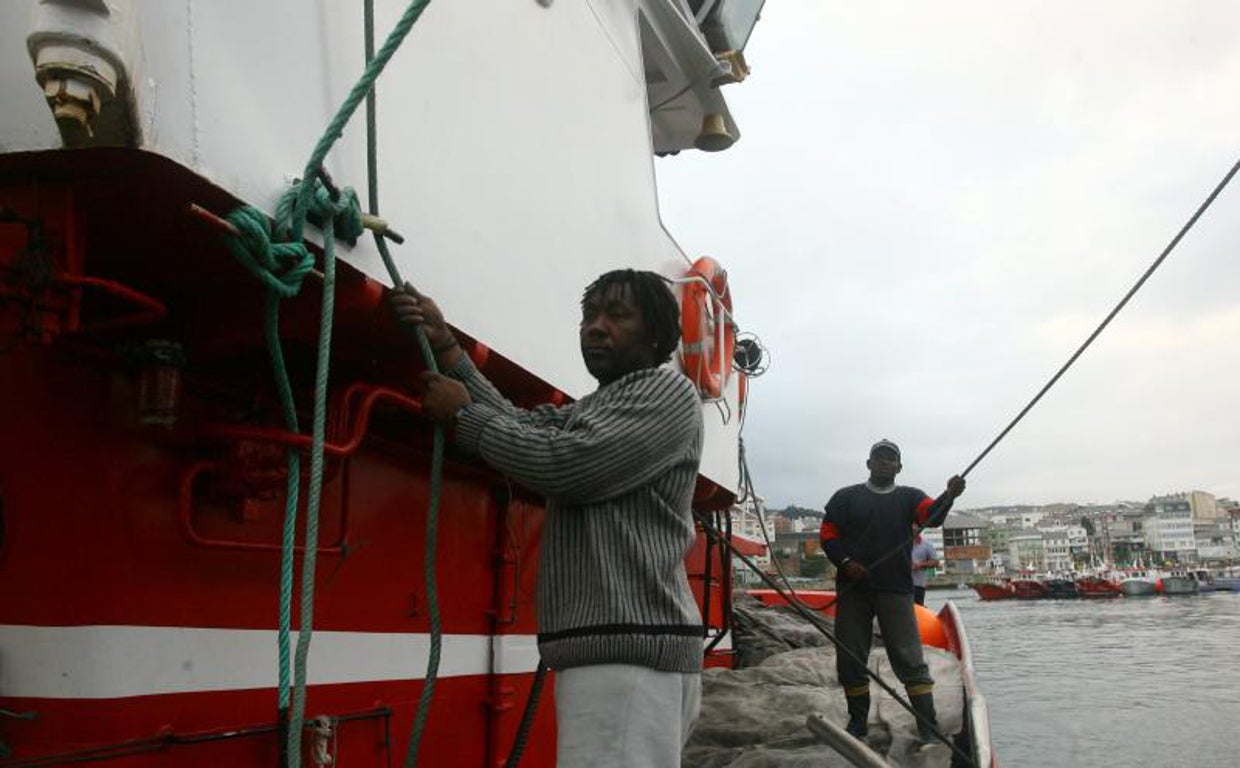 Inmigrantes trabajando en una embarcación en la localidad lucense de Burela