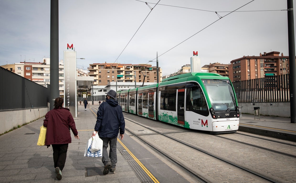 El Metro de Granada a su paso por la estación de Renfe en la capital