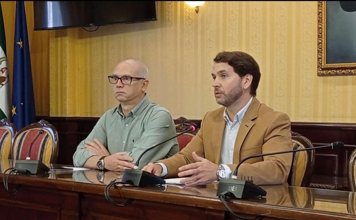 El alcalde (derecha) y el edil de Hacienda del Ayuntamiento de Cabra
