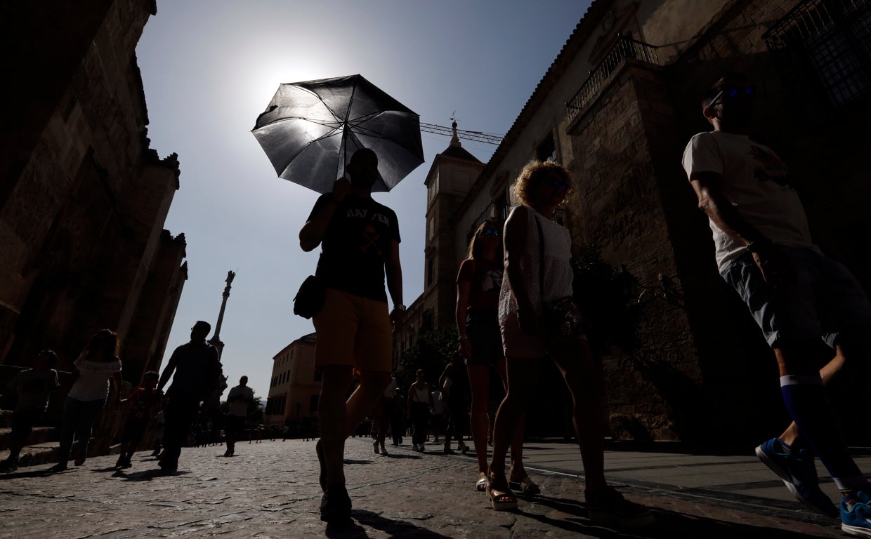 Turistas en Córdoba en un otoño cálido