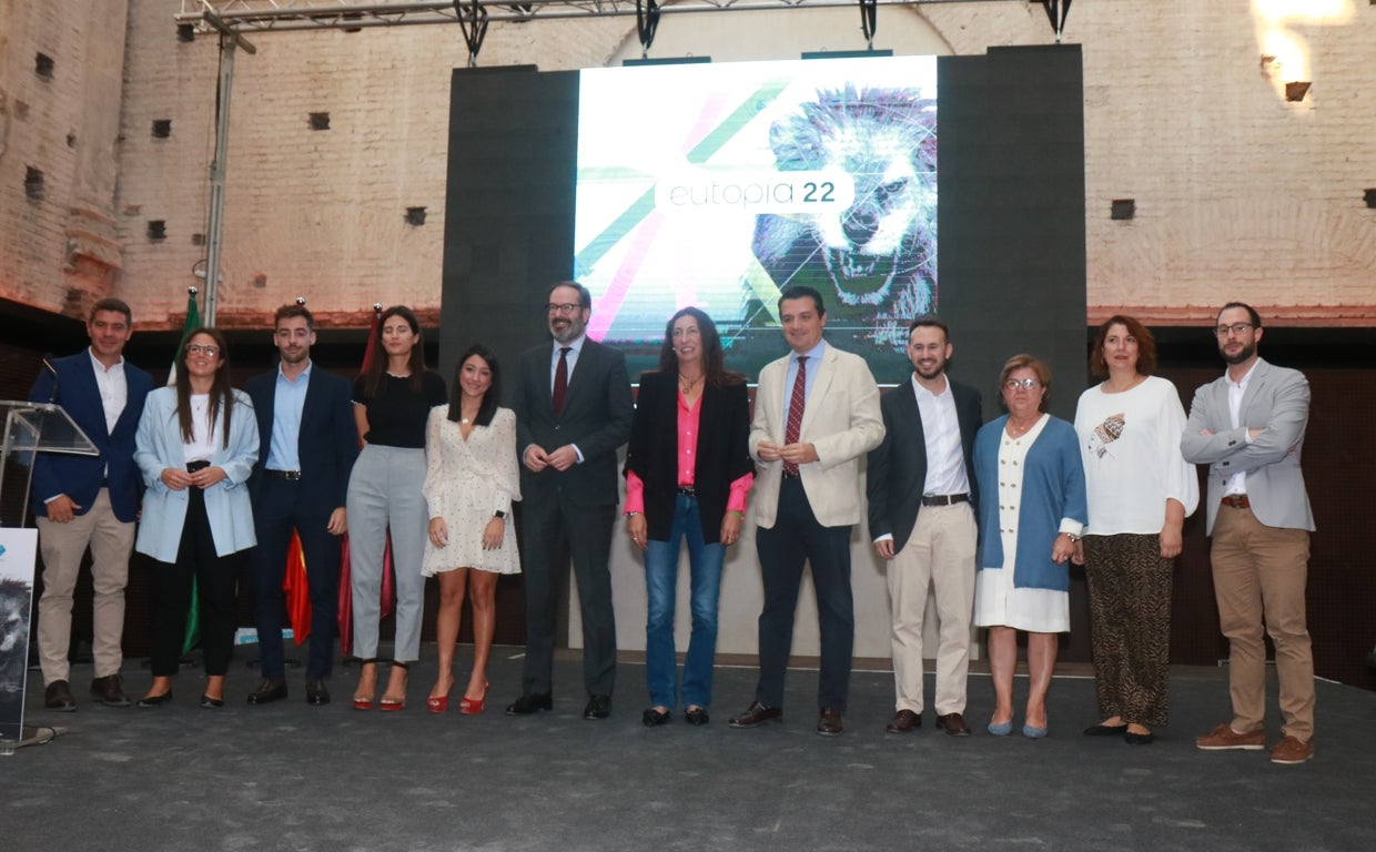 Foto de familia de las autoridades en el inicio este viernes de Eutopía