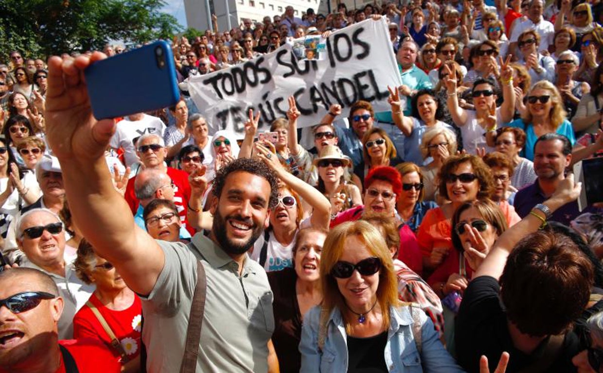 Jesús Candel, junto a sus seguidores, frente a los juzgados de Granada
