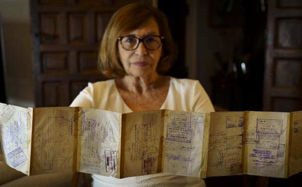 Eva Leitman-Bohnan con el pasaporte de su abuela Rózsi, que desde España ayudó a que ella, siendo bebé, y su madre escaparan de Budapest gracias al diplomático español Ángel Sanz Briz
