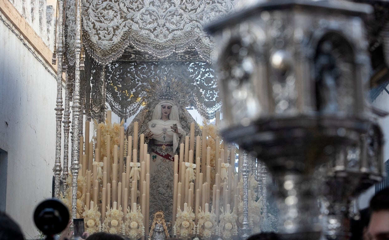 María Santísima de la Paz y Esperanza, en su traslado a la Catedral para la coronación