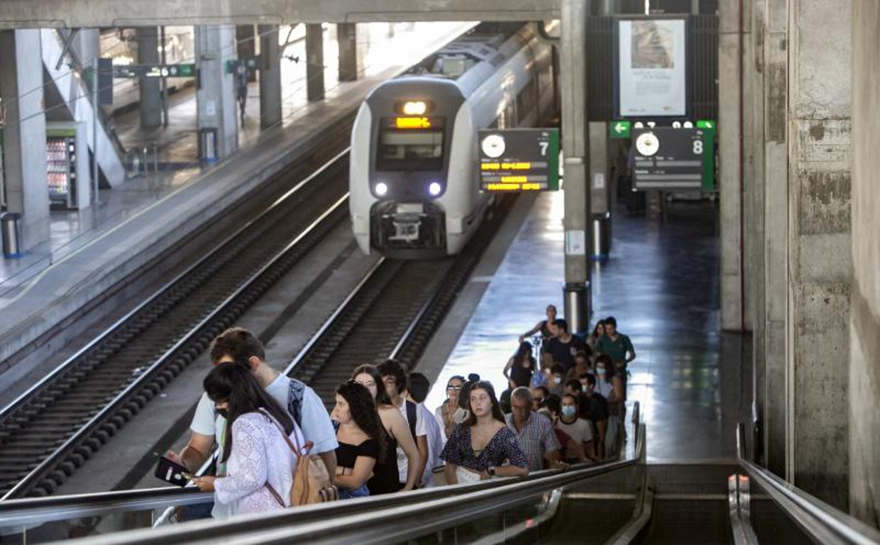 Pasajeros de un tren de media distancia en la estación de Córdoba