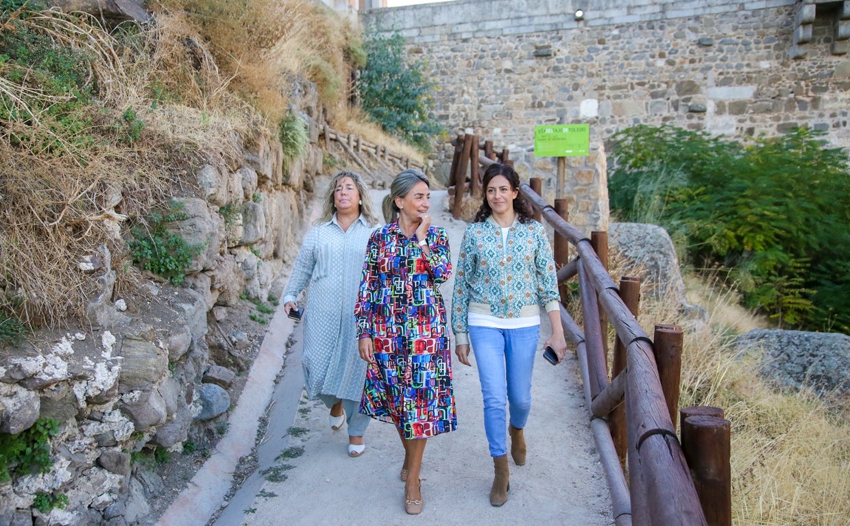 Milagros Tolón con Noelia de la Cruz y Marta Medina