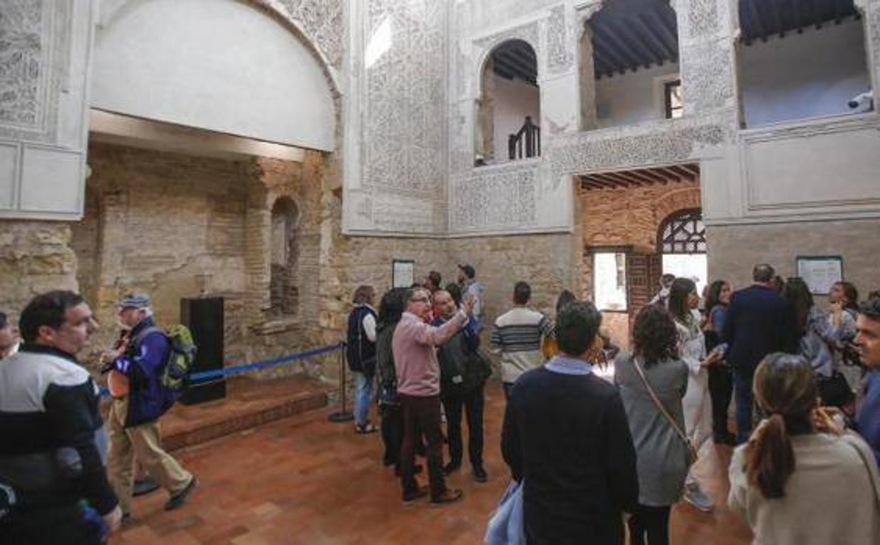 Turistas en la Sinagoga cordobesa de la calle Judíos