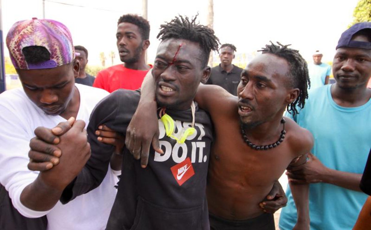 Imagen de archivo de varios inmigrantes tras el salto del mes de junio