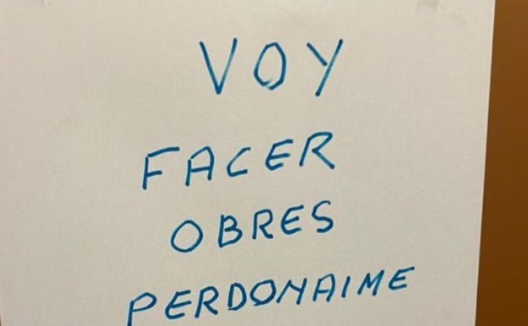 «Tas perdonau, gallu»: la genial respuesta de unos vecinos a otro que colgó un cartel para anunciar reformas