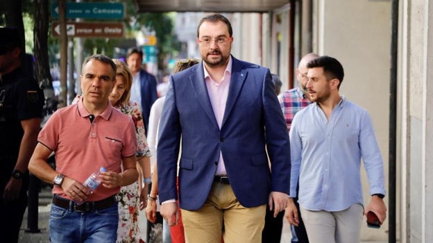 El presidente del Principado de Asturias, Adrián Barbón, llegando al Comité Federal del PSOE en su sede de la calle Ferraz, en Madrid