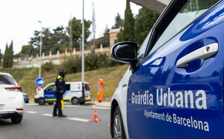Muere un hombre al colisionar el coche en el que viajaba con una ambulancia en Barcelona