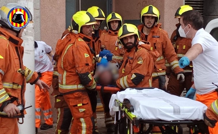 Muere una mujer y rescatan en estado crítico a un hombre por un incendio en un garaje comunitario en Valencia