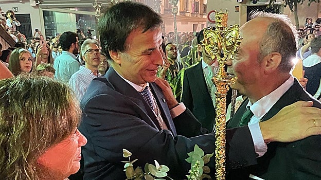 El hermano mayor del Sepulcro, Alfonso Orti, felicita a Enrique Aguilar, el de la Paz