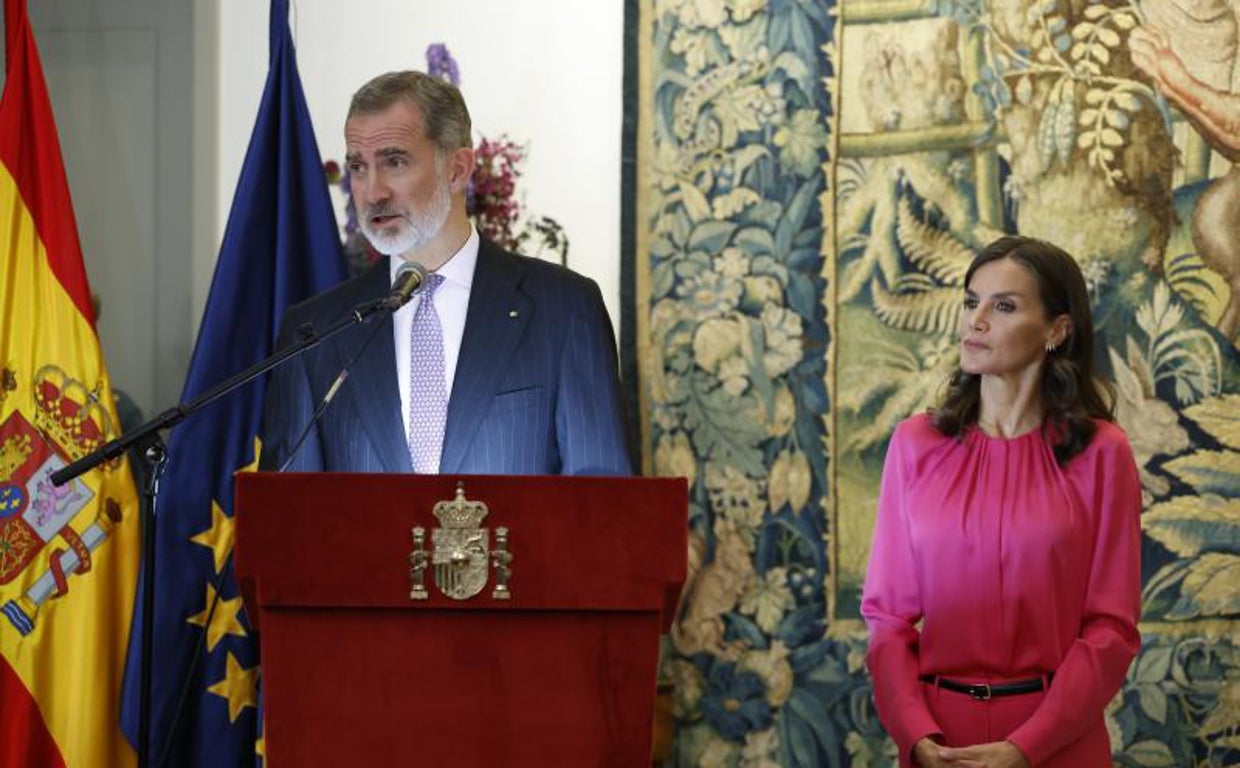 Sus Majestades Felipe VI y la Reina Letizia, este domingo en Berlín, durante la recepción a la colectividad española residente en Alemania