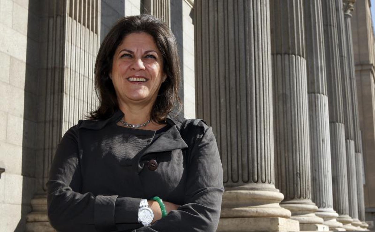 La exministra de Vivienda María Antonia Trujillo, posando en el Congreso durante una entrevista con ABC, en 2011