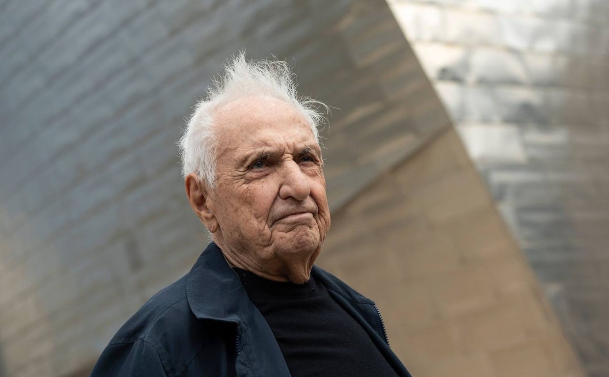 Frank Gehry posa delante del titanio característico del Museo Guggenheim de Bilbao