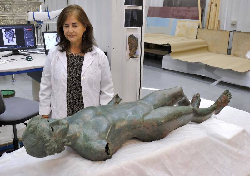 La restauración de los efebos de Pedro Abad, en imágenes