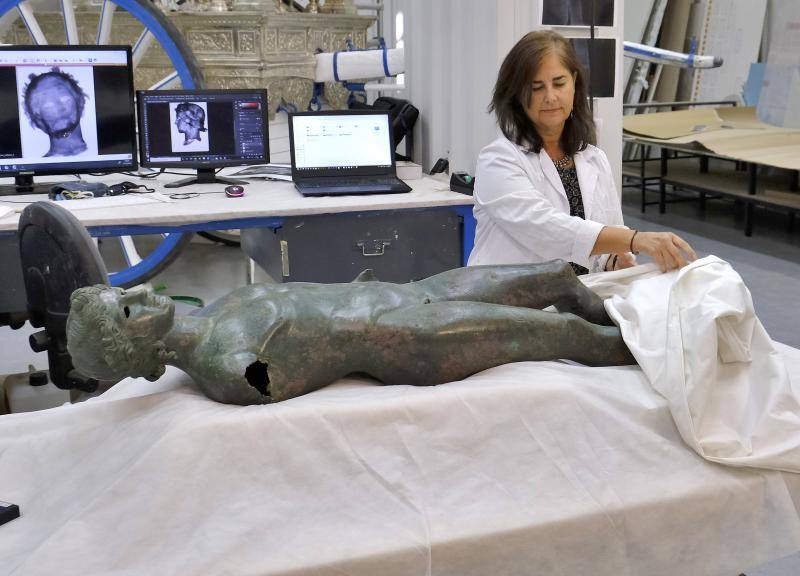 La restauración de los efebos de Pedro Abad, en imágenes