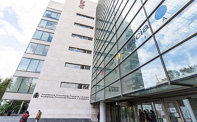 «Vamos a culear a un maricón»: juzgan a dos hombres por delito de odio y amenazas a transexuales en Valencia