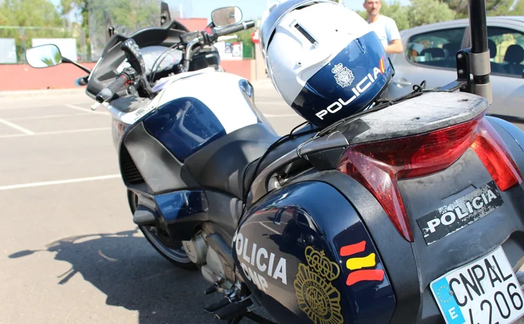 Cazan a un coche a gran velocidad por una calle de Valencia con tres personas armadas que huían de la Policía