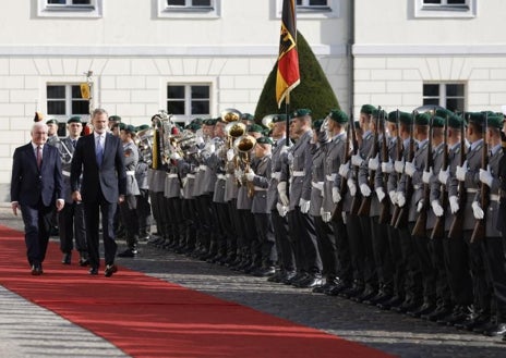 Imagen secundaria 1 - Los Reyes visitan la capital alemana, donde el Rey Felipe VI ha enfatizado que España y Alemania viven un «año de encuentros»