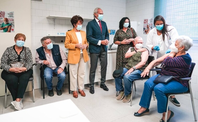 Comienza la vacunación doble de refuerzo Covid y gripe para mayores de 65 años en Madrid