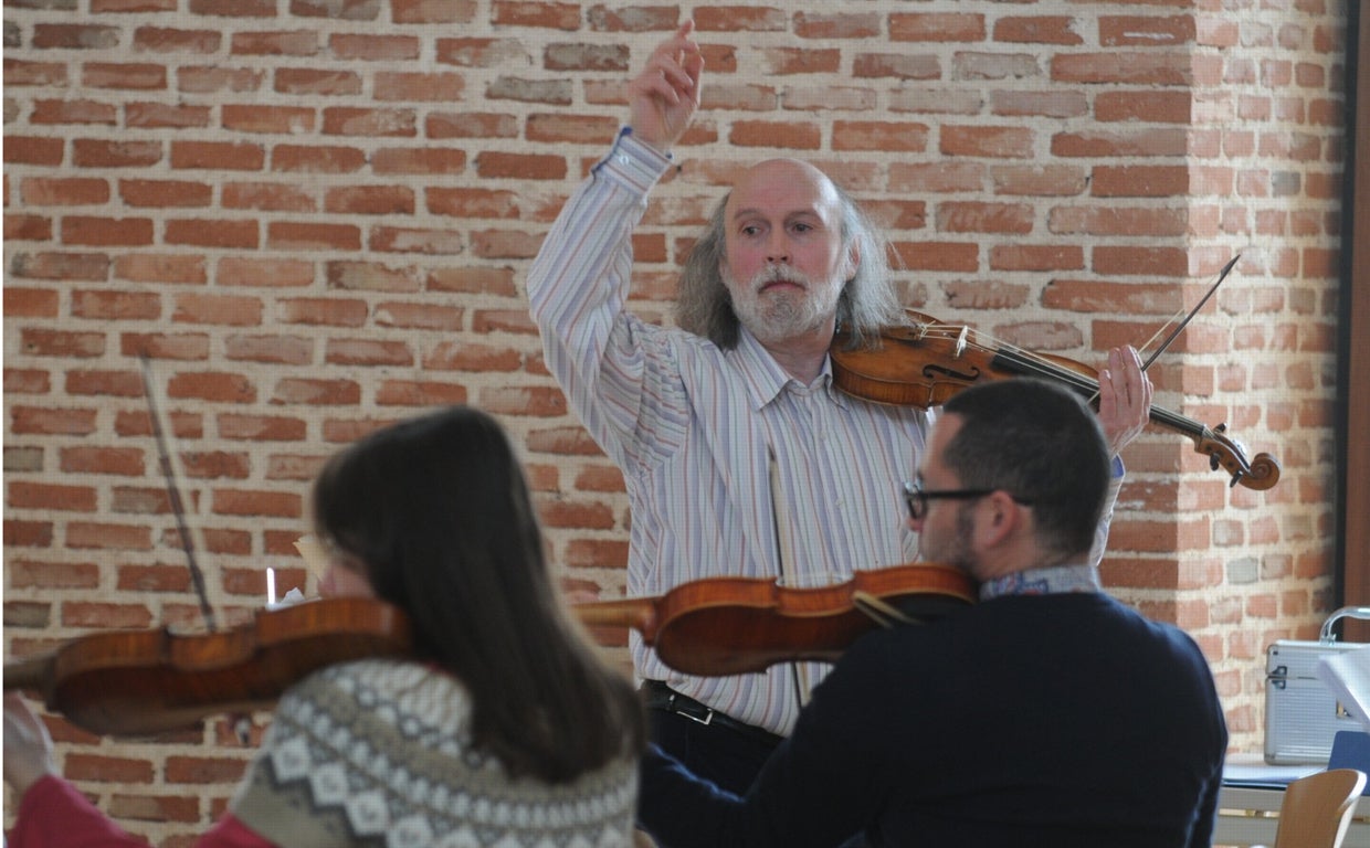 Imagen del profesor Ángel Sampedro dirigiendo a alumnos de Música.