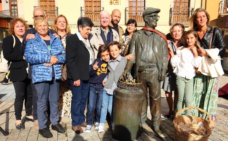 Ponferrada homenajea a Pepe el Barquillero con una placa a los pies de su escultura