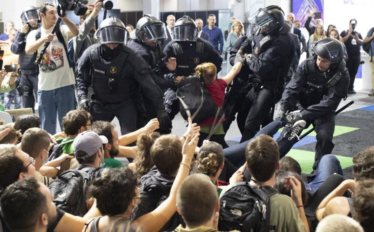 Un grupo de manifestantes es desalojado por la Brimo del salón The District