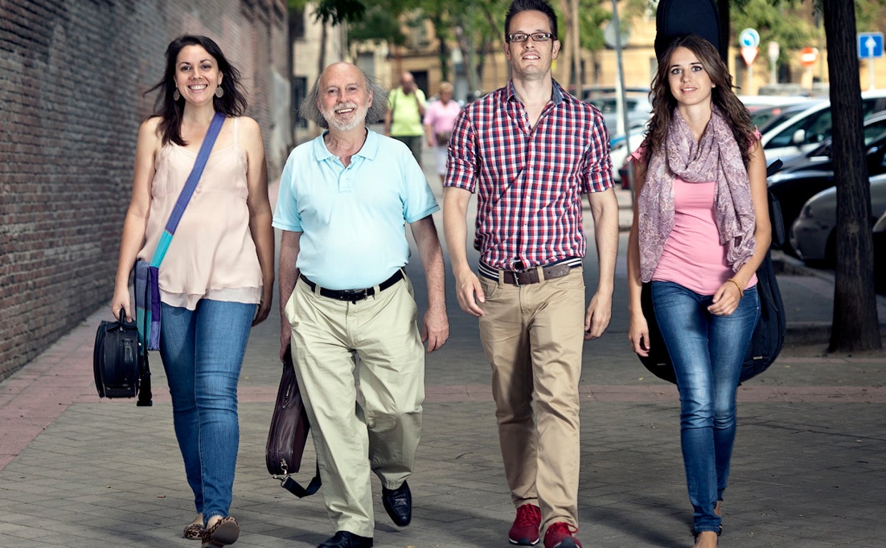 El profesor Ángel Sampedro (izda.) con otros integrantes del grupo 'El Arte Mvsico' que dirige.