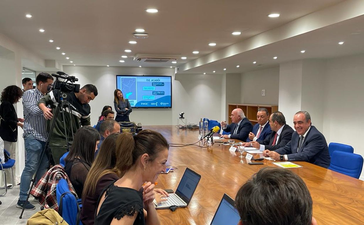 Los dirigentes de la CEV, la Cámara de Comercio e Ineca, esta miércoles durante la rueda de prensa que han ofrecido en Madrid.