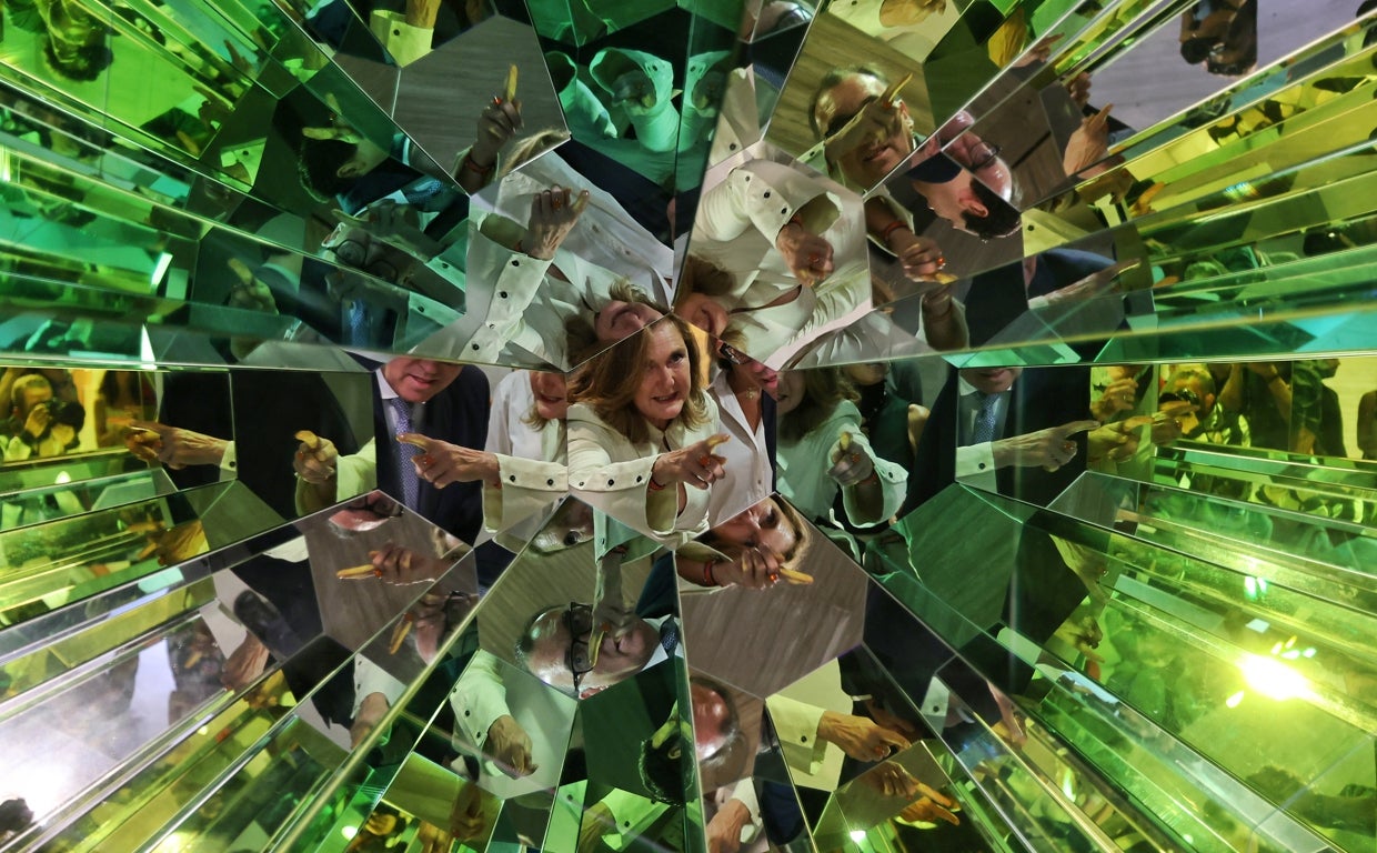 Francesca Thyssen muestra una de las obras que se han incorporado