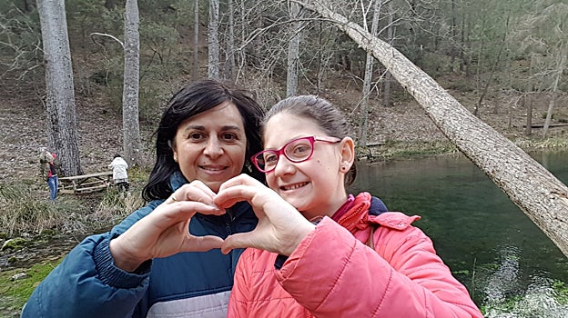 Isabel Martínez junto a su madre
