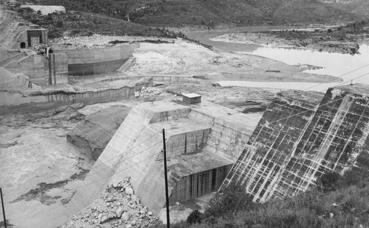 Imagen de archivo del estado de la presa de Tous tras la rotura de las compuertas