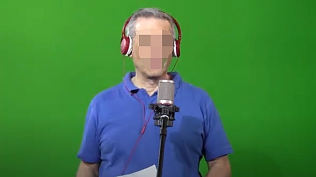 El profesor acusado de pornografía infantil, durante una grabación en el colegio