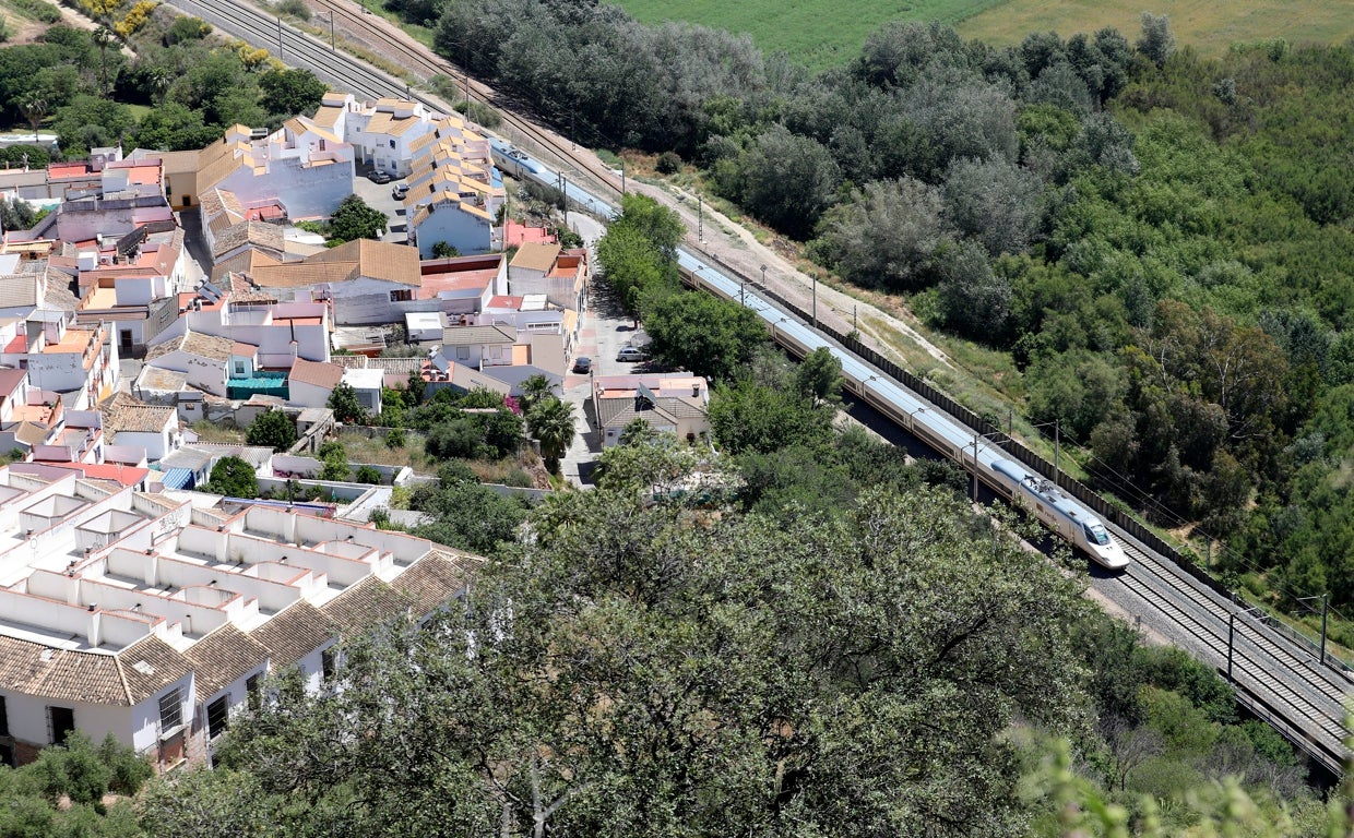 Un tren de Alta Velocidad a la altura de Almodóvar