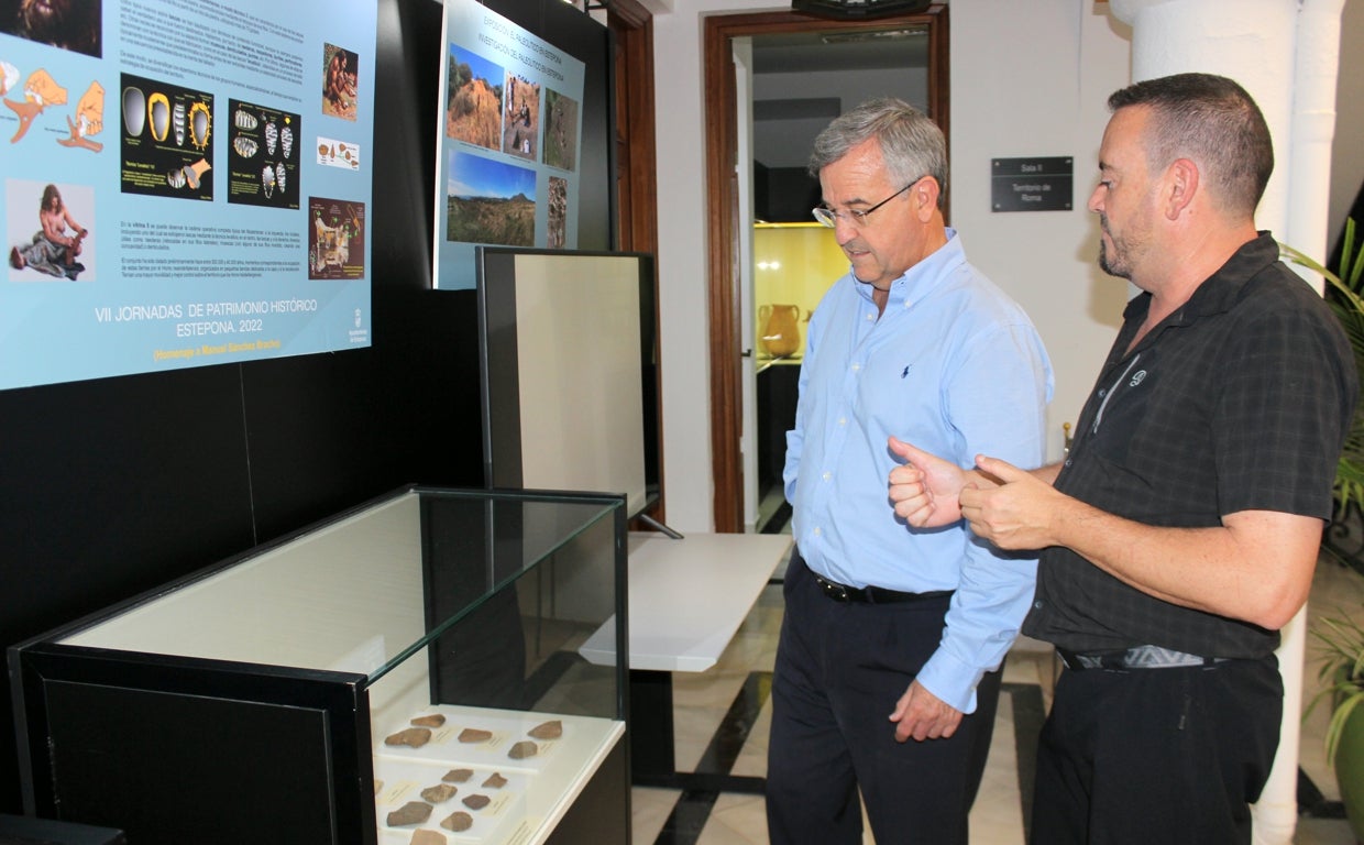 El alcalde, José María García Urbano, visita los restos expuestos en el museo con uno de los arqueólogos