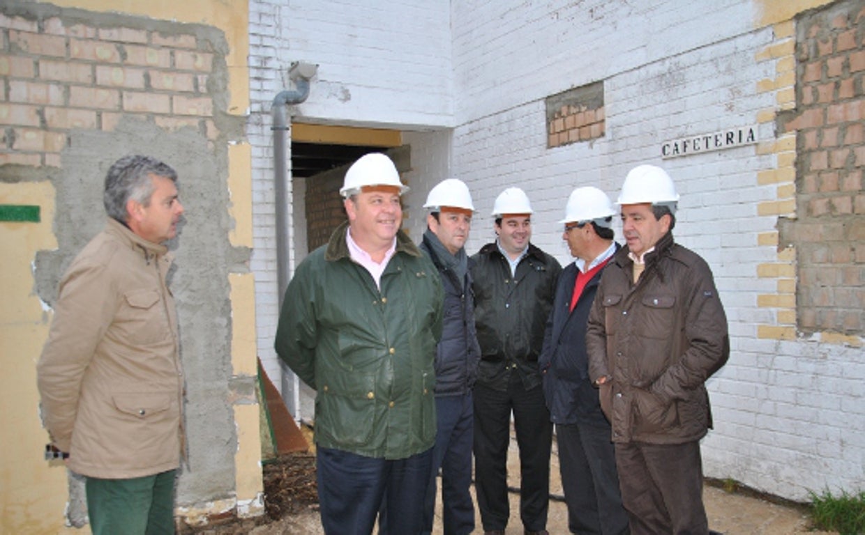 José Luis Núñez, en el centro, en la visita a una obra municipal cuando era alcalde de Arcos de la Frontera